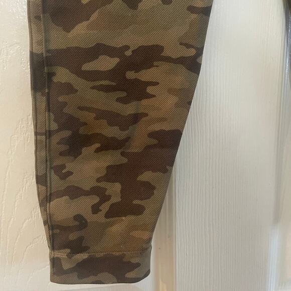 SPANX Look at Me Now Cropped Seamless Leggings Camo size Large - Picture 3 of 9